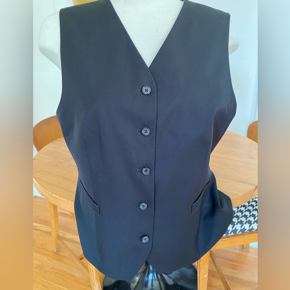 Black lined uniform vest. Size M, made of 100% recycled materials.